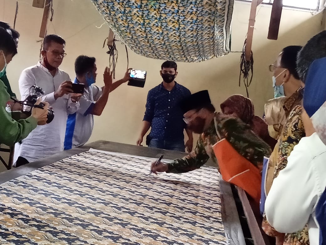 Menteri Desa PDTT Abdul Halim Iskandar, Kunjungi  Rumah Batik HW Trans KTM Lunang Silaut