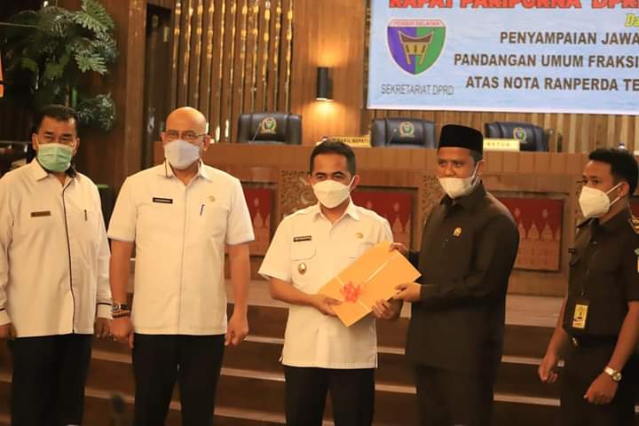 Wakil Bupati Pesisir Selatan, Rudi Hariansyah, menyampaikan jawaban  pemerintah terhadap pandangan u