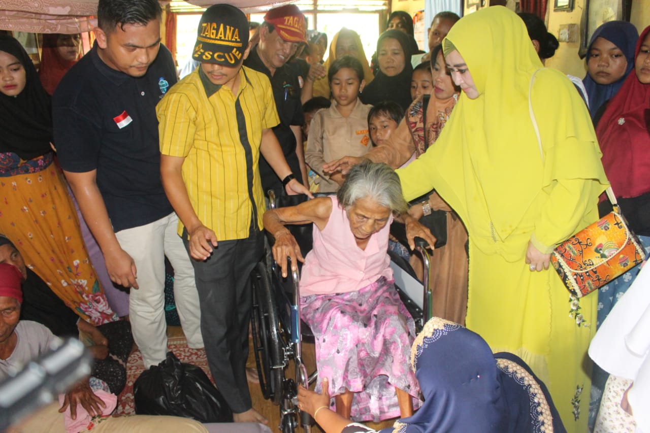 Hj. Lisda Hendrajoni, Door To Door, Bezuk Warga Yang Sakit Dan Rumahnya Terbakar