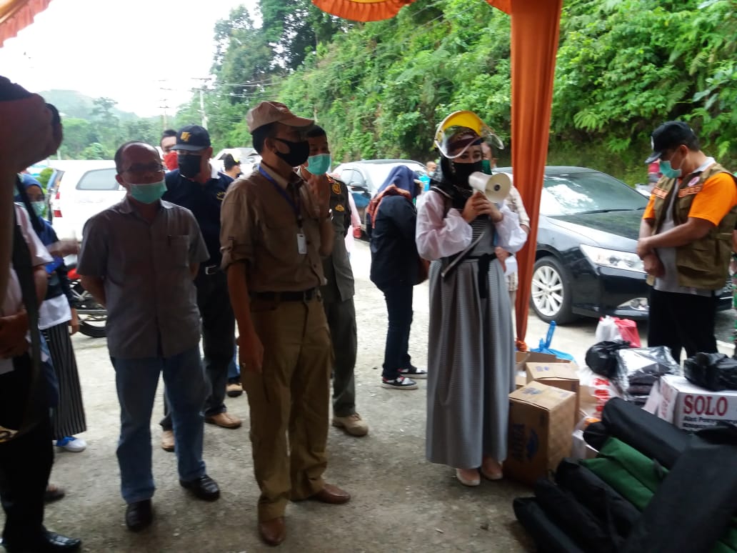 Bupati Hendrajoni bersama Ketua TP PKK Lisda Hendrajoni,  Kunjungi Posko Pengawasan covid 19 di Bata