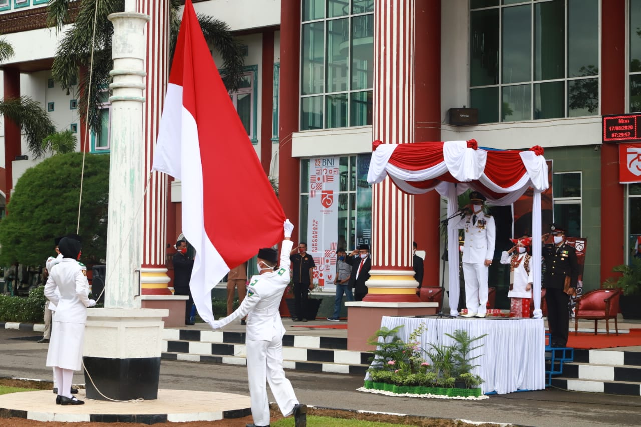 Upacara pengibaran bendera merah putih dalam rangka HUT ke- 75  Kemerdekaan RI tingkat Kabupaten Pes
