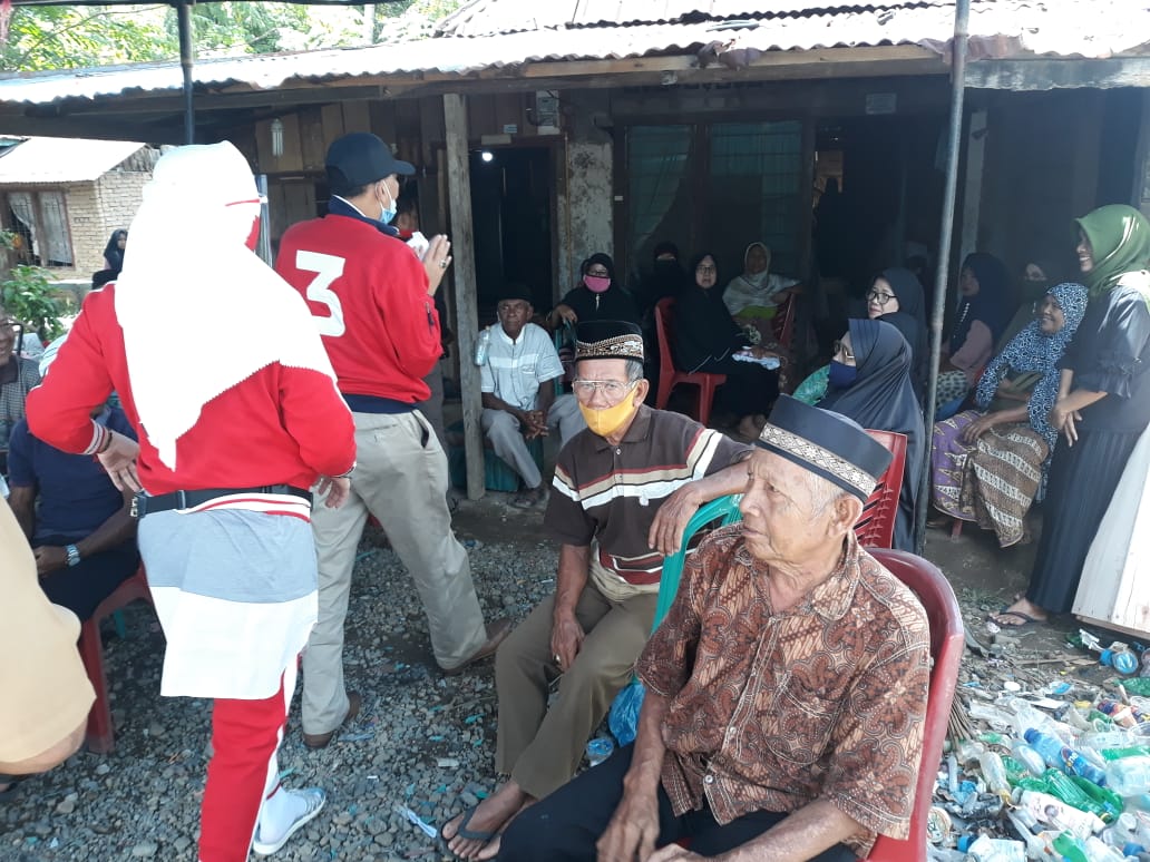 Bupati Hendrajoni dan Ibu Hj. Lisda Hendrajoni melayat 