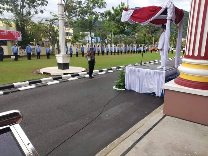 Upacara penurunan bendera merah putih dalam rangka HUT ke- 75  Kemerdekaan RI 