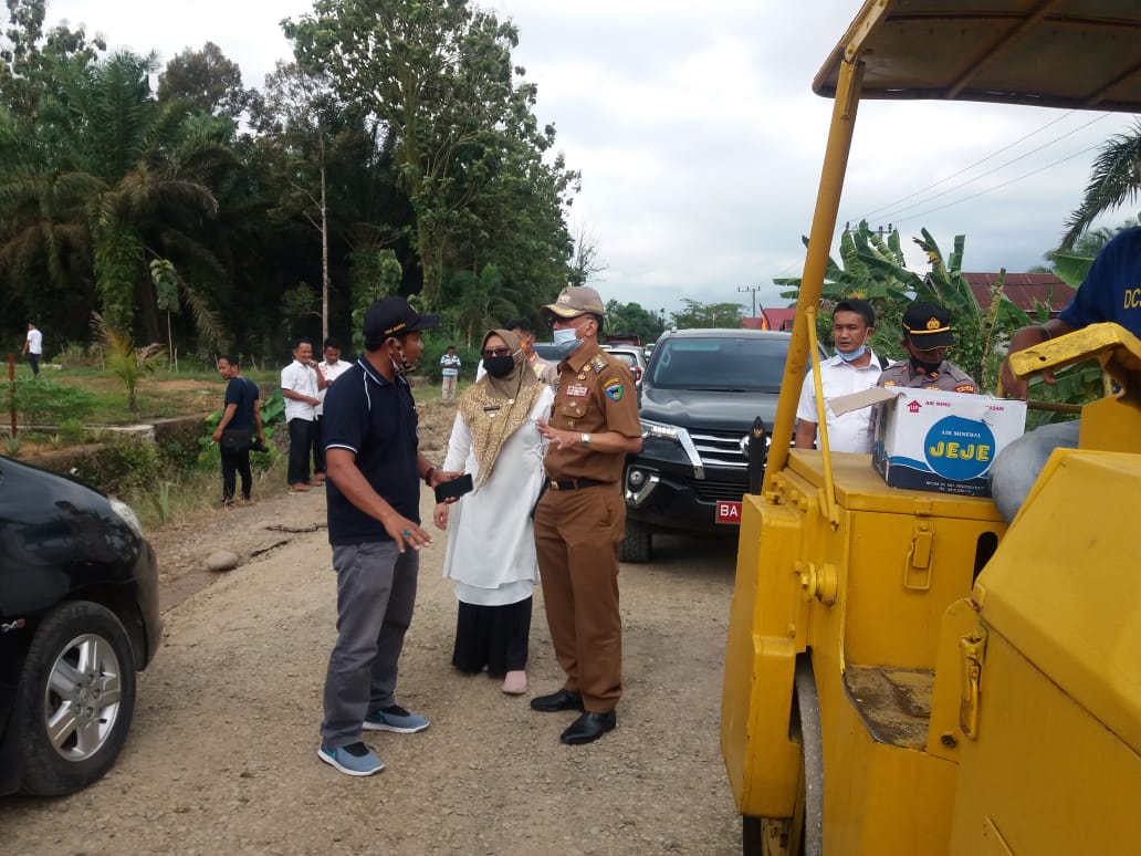 Bupati Hendrajoni   Tinjau Pengerjaan Jalan Kabupaten di  Lunang 